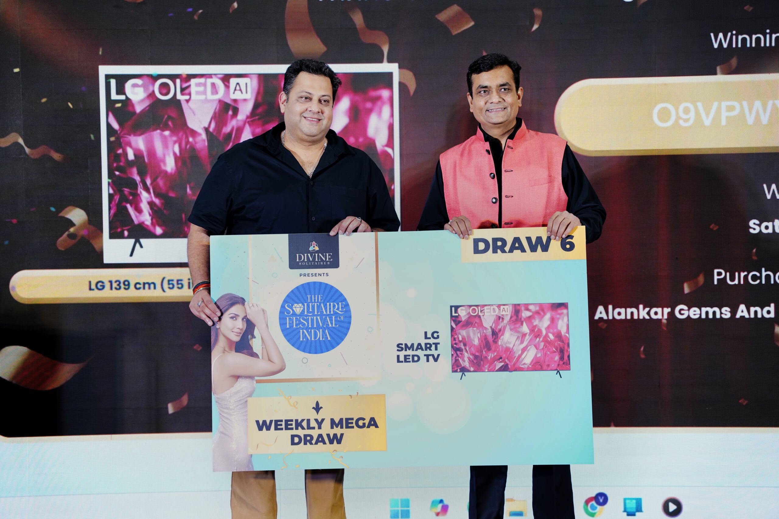 Divine Solitaires conducts live draw of The Solitaire Festival of India at IIJS 3